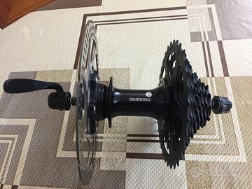 Mozzo Shimano completo di corpetto disco e pignoni