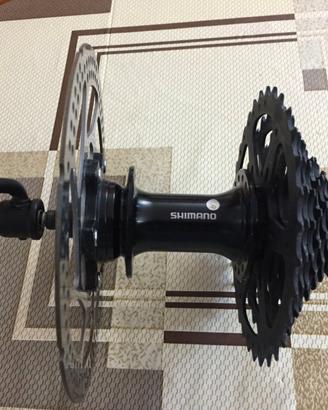 Mozzo Shimano completo di corpetto disco e pignoni