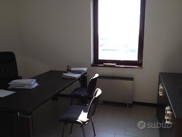 Ufficio con doppio ingresso molto luminoso