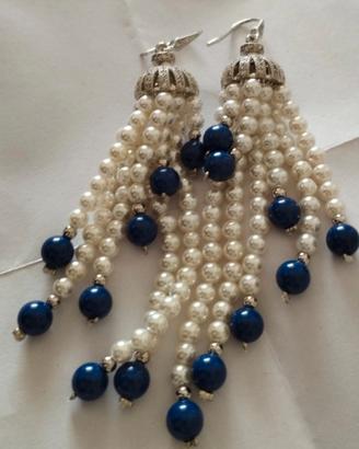 Orecchini pendenti con perle bijoux bianche