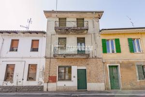 SOLUZIONE INDIPENDENTE SUDDIVISA IN 2 APPARTAMENTI