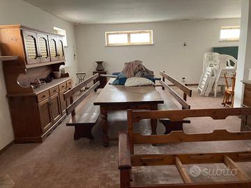 Tavolo da taverna con panche