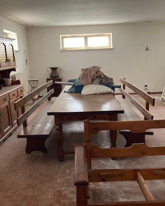 Tavolo da taverna con panche