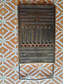 Calcolatrice manuale antica