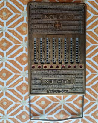 Calcolatrice manuale antica