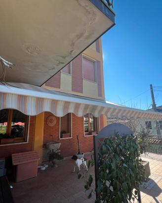 Tenda a 3 bracci con motore