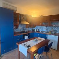 Cucina essenza di legno e laminato tinta blu