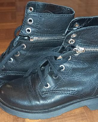 Stivaletti con lacci Guess in pelle nera