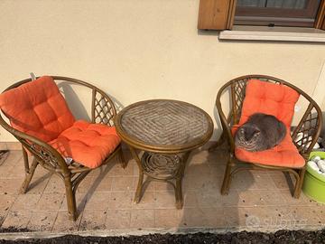 Tavolo e sedie giardino