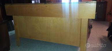 Tavolo di legno con ribalta