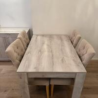 Tavolo da pranzo in legno effetto rovere con sedie