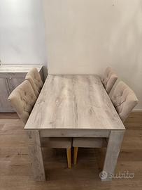 Tavolo da pranzo in legno effetto rovere con sedie