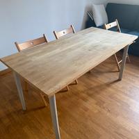 Tavolo in legno e sedie