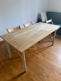 Tavolo in legno e sedie