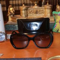 Particolari occhiali da sole FENDI. 