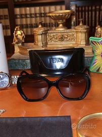 Particolari occhiali da sole FENDI. 