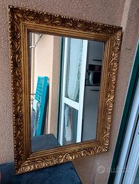 Specchio con cornice il legno dorato