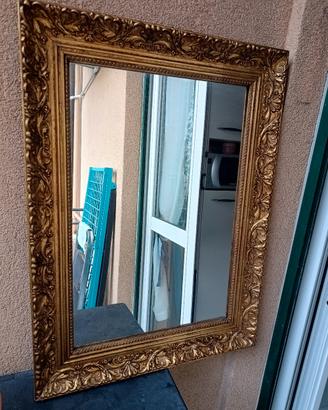 Specchio con cornice il legno dorato