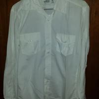 Camicia bianca Oldstory, puro cotone, indossata un