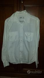Camicia bianca Oldstory, puro cotone, indossata un