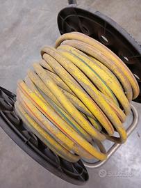 Tubo per innaffiare e carrello avvolgitubo