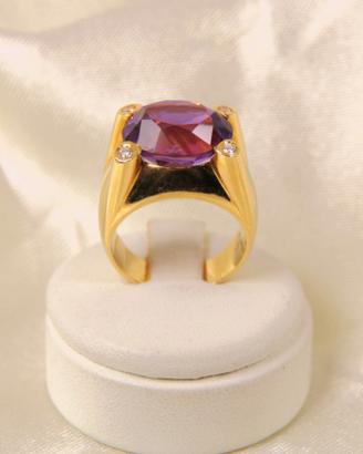 Anello in oro giallo 750, ametista e diamanti.
