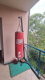 Sacco boxe Leone da 20kg e  struttura metallica. 