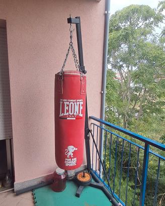 Sacco boxe Leone da 20kg e  struttura metallica. 