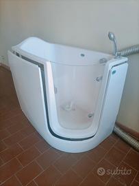 vasca da bagno con sportello