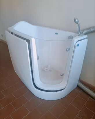 vasca da bagno con sportello