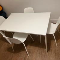 Tavolo e 4 sedie