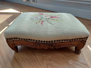 Appoggiapiedi d'epoca in legno ricamato a mano