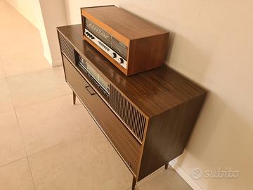 mobile vintage con giradischi e radio