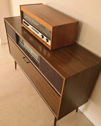 mobile vintage con giradischi e radio