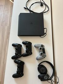 Plastation 4 piu 4 joistik e cuffie