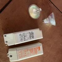 4 faretti alogeni 12v e 3 trasformatori da 220v