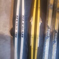 Coppia sci da fondo e discesa e bastoncini