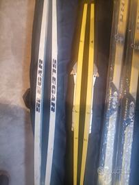 Coppia sci da fondo e discesa e bastoncini