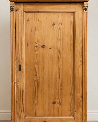 Armadio antico restaurato in legno massello