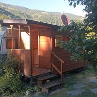 Bella roulotte rivestita in legno con preingresso
