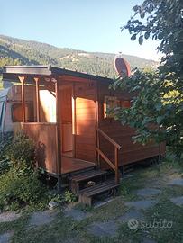 Bella roulotte rivestita in legno con preingresso