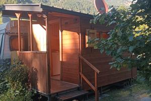 Bella roulotte rivestita in legno con preingresso