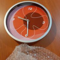 Orologio da parete nuovo.