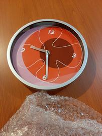 Orologio da parete nuovo.