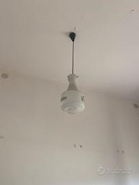 Lampadario vintage anni 70 in vetro opalino