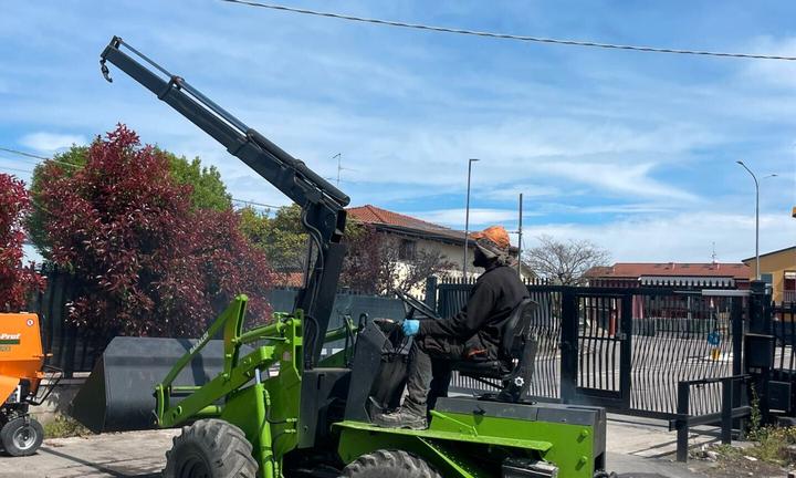 P117 Minipala 35 q.li snodata con gru e pala