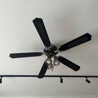 ventilatore da soffitto con tre fonti illuminanti.
