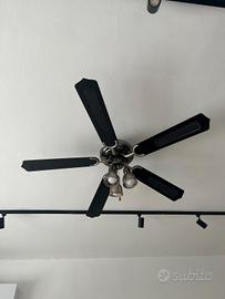 ventilatore da soffitto con tre fonti illuminanti.