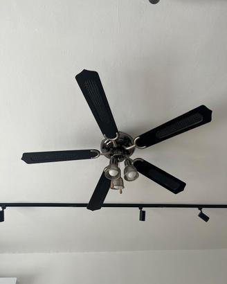 ventilatore da soffitto con tre fonti illuminanti.