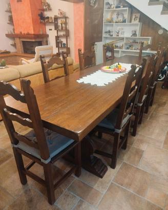 Tavolo legno massello da taverna con 8 sedie.